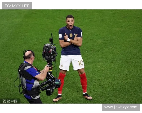 姆巴佩弟弟法甲崭露头角8场3球助球队紧追榜首庆祝动作致敬哥哥